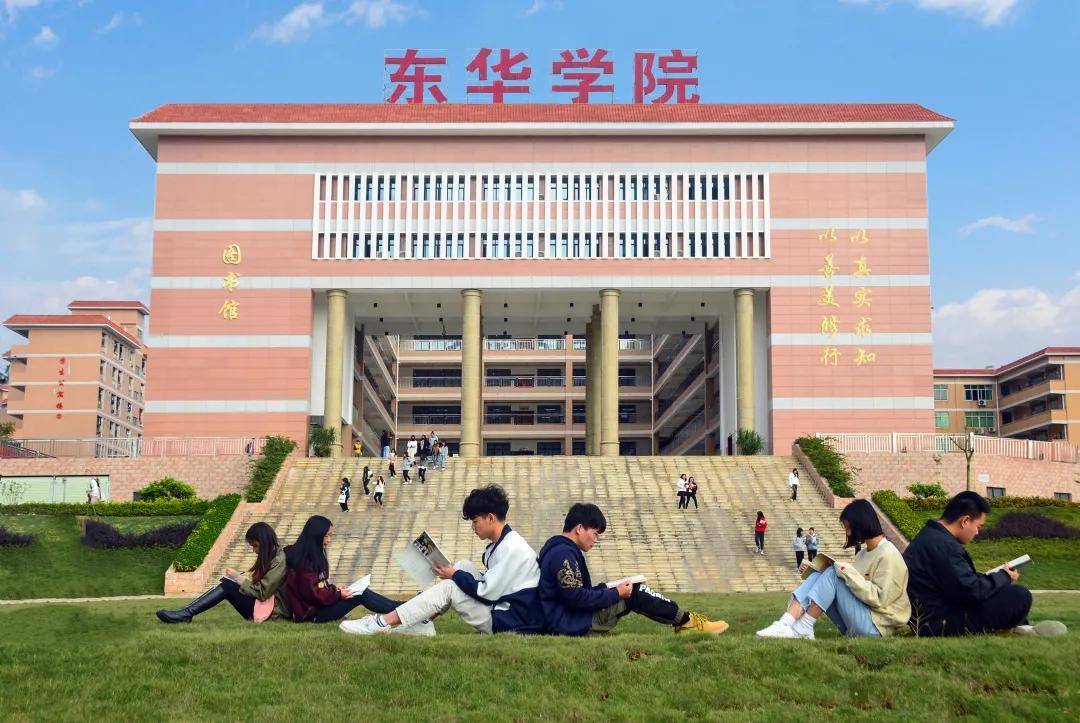 的步伐一起领略东华学院风采吧~东华校园景色优美 风光旖旎教学环境优越
