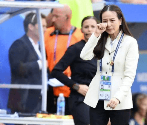 伍伦|泰国55岁华裔富婆有资本!怼脸拍不见一丝皱纹,嫩滑牛奶肌胜少女