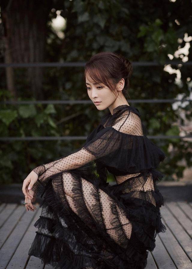 李曼穿衣真胆大,穿一件黑色蛋糕连衣裙性感大气,女神范十足