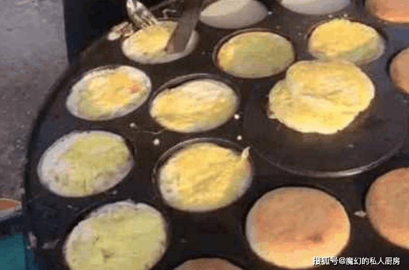 大叔摆摊卖这种小吃 五块钱两个生意太好供不应求