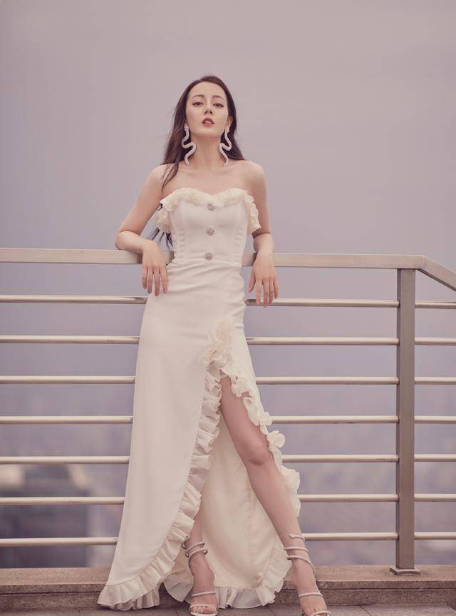 曲线美|迪丽热巴和古力娜扎，都搭配抹胸裙，终于明白女人身材的重要性了