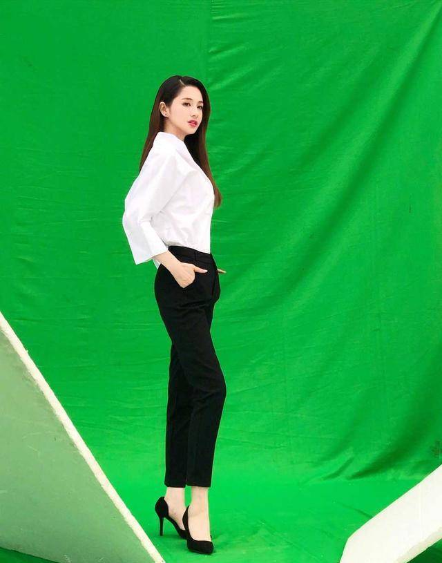 身材|蓝心妍真是人间尤物！一袭蛇纹深V连衣裙性感精致，身材凹凸有致