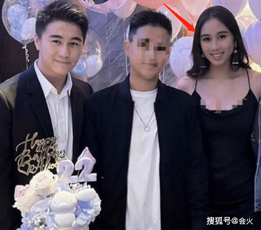 奚梦瑶|赌王幼女何超欣庆生！穿紧身吊带身材丰腴，化大浓妆五官精致