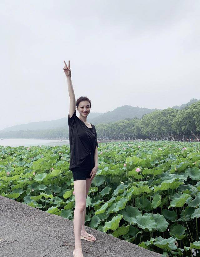 曲线|刘翔前妻葛天身材真好，黑色V领裙秀出迷人曲线，真让人羡慕