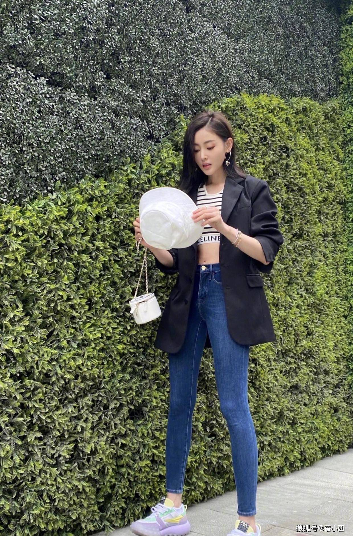 黑色|张天爱才是“漫画腿”的代表,穿假两件黑色西装裙亮相,气质惊艳