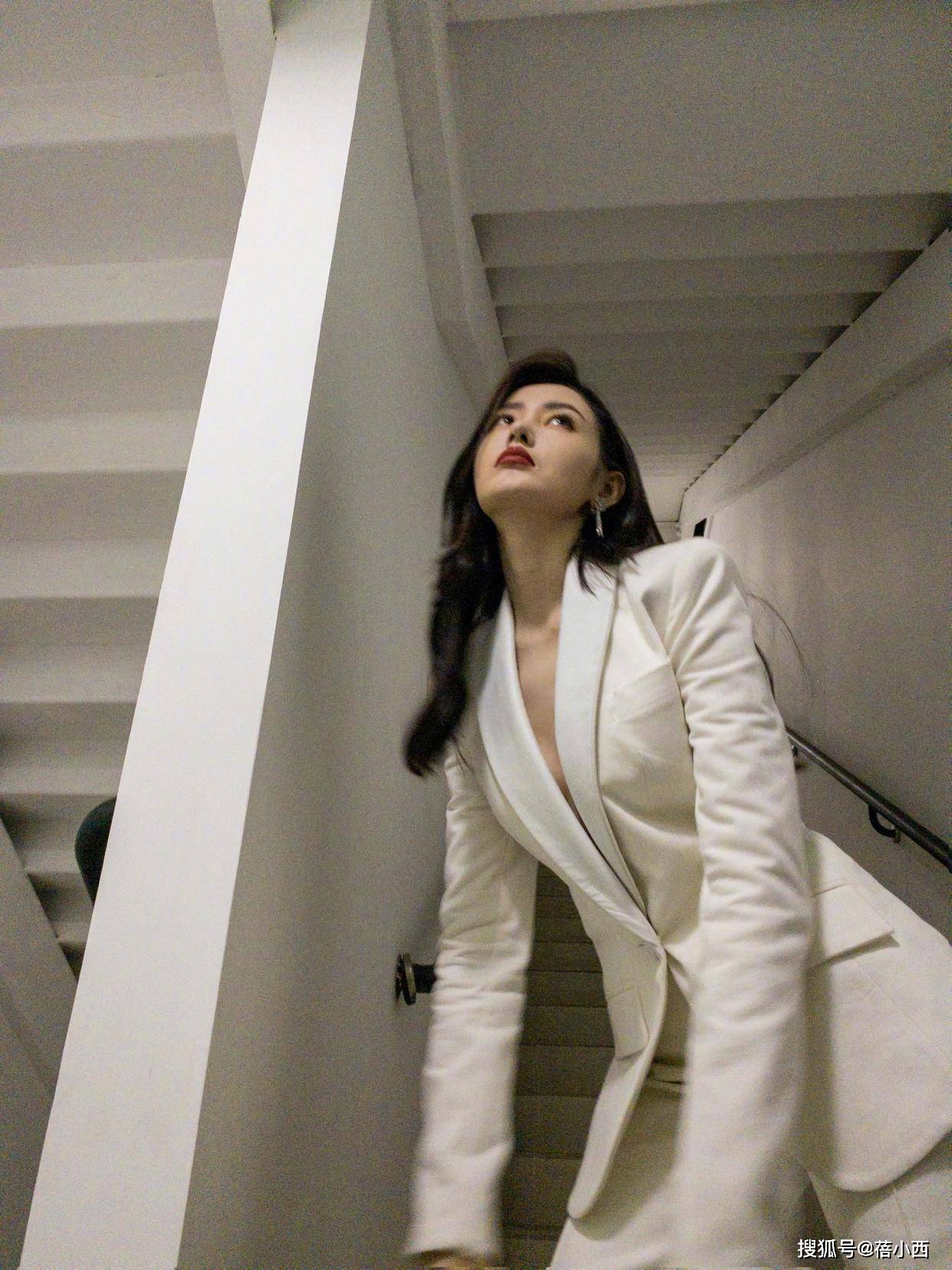 黑色|张天爱才是“漫画腿”的代表,穿假两件黑色西装裙亮相,气质惊艳