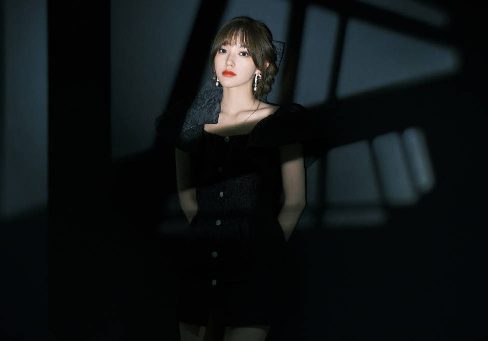 程潇穿黑色连衣短裙秀美腿. 程潇造型温柔大气. 程潇皮肤白皙,镜头