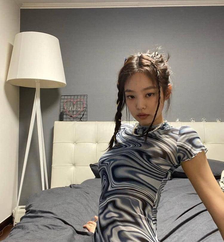 jennie营业狂晒美照,风格百变气质突出,穿豹纹吊带裙大秀好身材