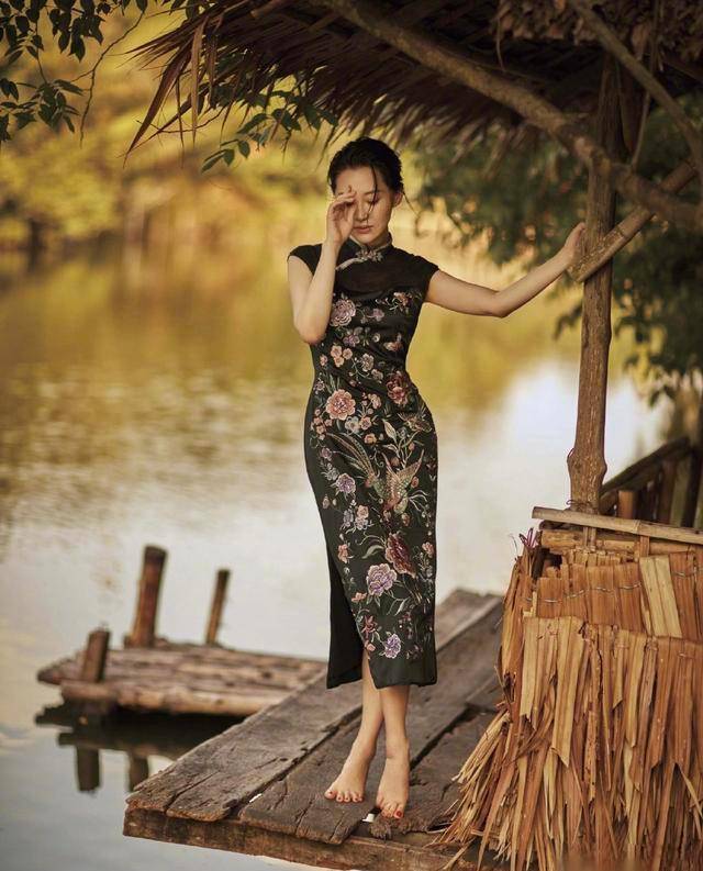 黑色|许晴好有少女感！穿灰色蓬蓬裙像公主一样，线下亮相也太美了吧