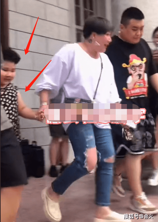 郭德纲|郭德纲和老婆开豪车下班，6岁儿子烫一头卷发，四肢壮实身高惊人