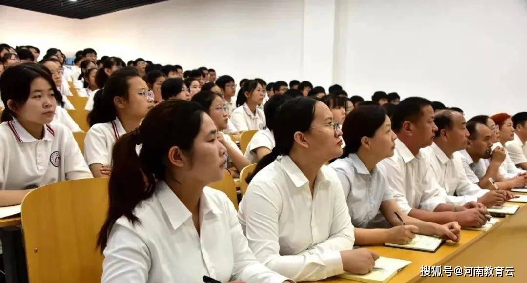 新蔡县县委副书记于晓征到明英中学讲授思政课_家乡