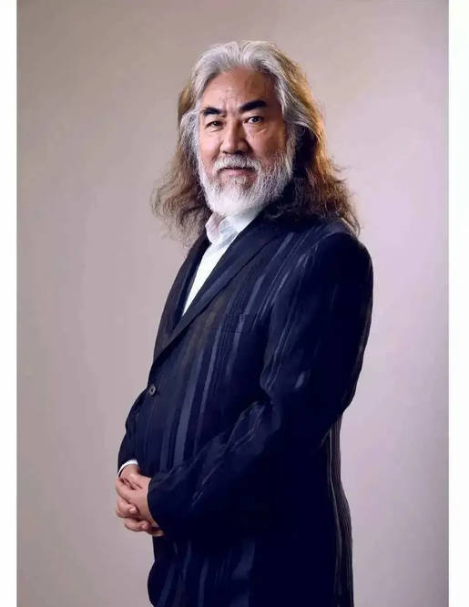 张纪中过生日美女环绕 妻子父母满头银发拄拐 前妻儿子一脸茫然 杜星霖