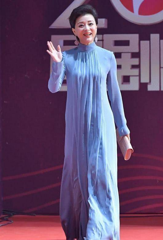 黑色|原来杨澜身材这么好！穿拼色收腰短裙配丝袜，成熟女人味挡不住