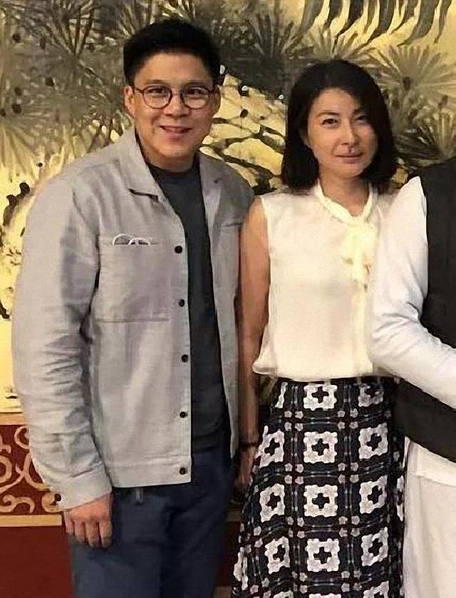 黑色|郭晶晶和老公秀恩爱,穿印花裙素颜出镜好低调,露趾凉鞋太抢镜