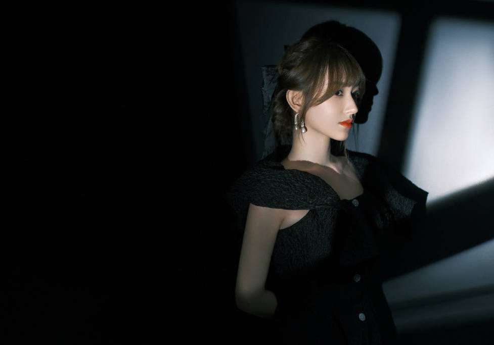 程潇穿黑色连衣短裙秀美腿. 程潇造型温柔大气. 程潇皮肤白皙,镜头