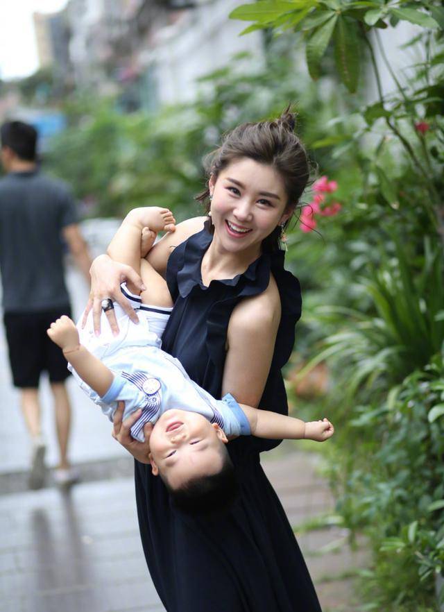 李小萌|辣妈李小萌太美了,穿荷叶边连衣裙配丸子头,少女气质藏不住