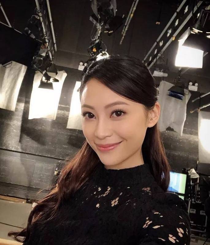 tvb"岛大女神"叶蒨文上位速度惊人,现身街头疑似有置业打算