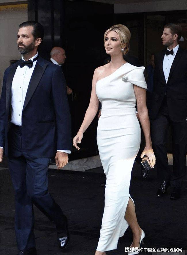 伊万卡衣品开挂,穿黄色挂脖连衣裙成熟精致,浪漫高级又显气质