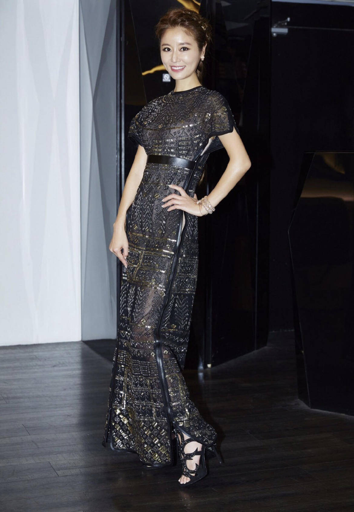 原创林心如又"火"了,穿一袭橘色流苏裙高调惹眼,气质温柔大方