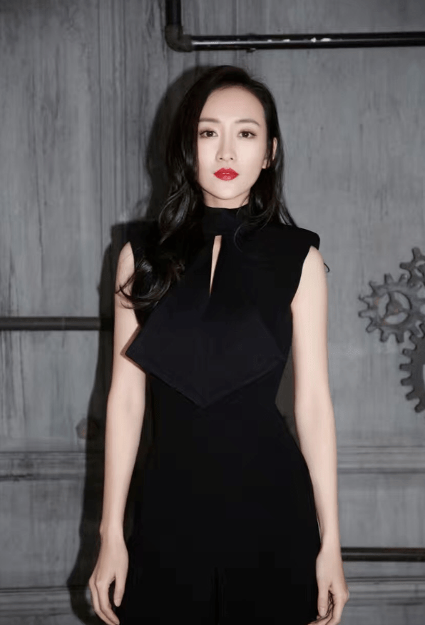 王鸥|看到王鸥正装才心动，裙子裤子皆如教科书，怎一个美字能概括