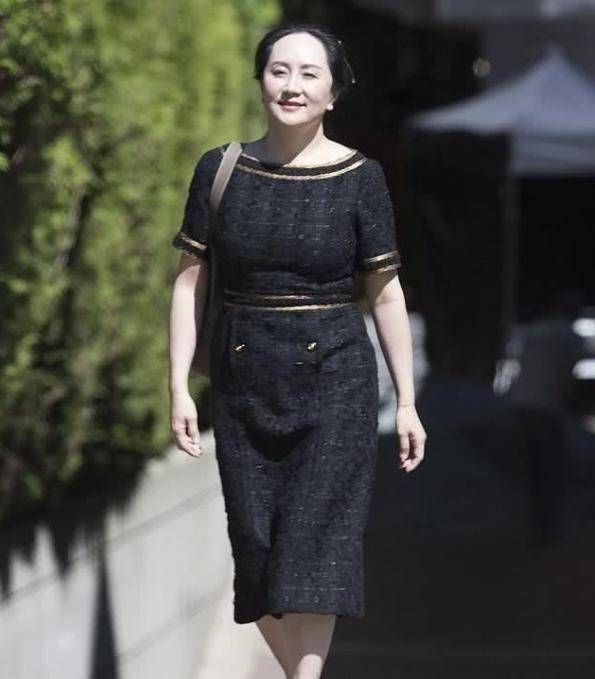 瞿颖|48岁的孟万洲穿着小黑裙和星星朱茵、瞿颖看起来很优雅