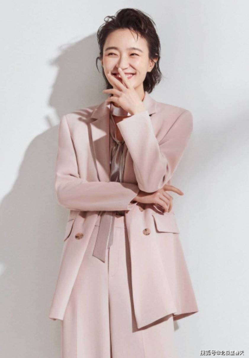 焦俊艳认真打扮起来真显嫩深衬衣配绿裤子清爽大方像大学生