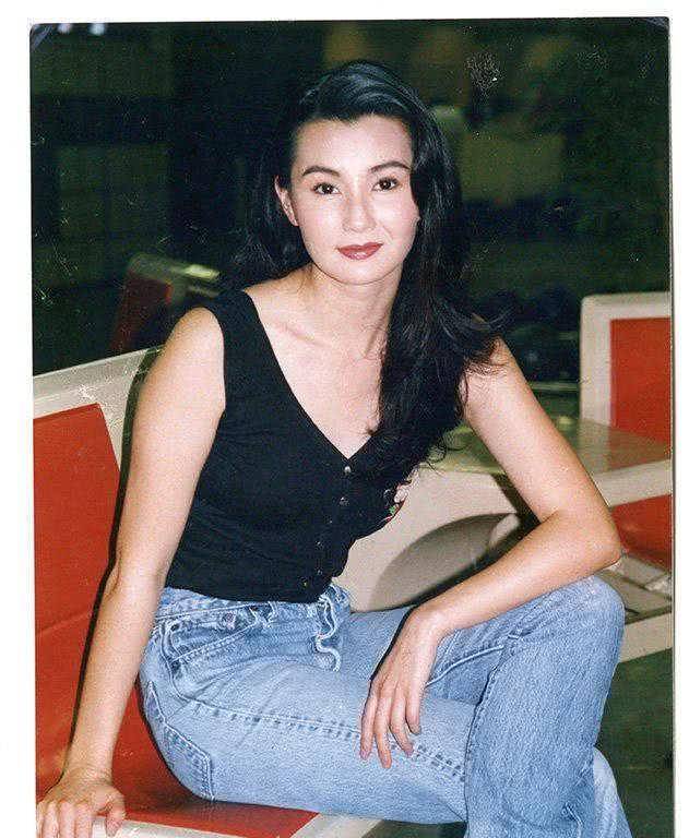 身材|张曼玉不愧是“顶级美人”，穿薄纱拼接抹胸连衣裙亮相，越老越美