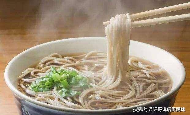 下锅|煮面条时，开水下锅是大错，面馆老板：牢记3点，面条爽滑又劲道