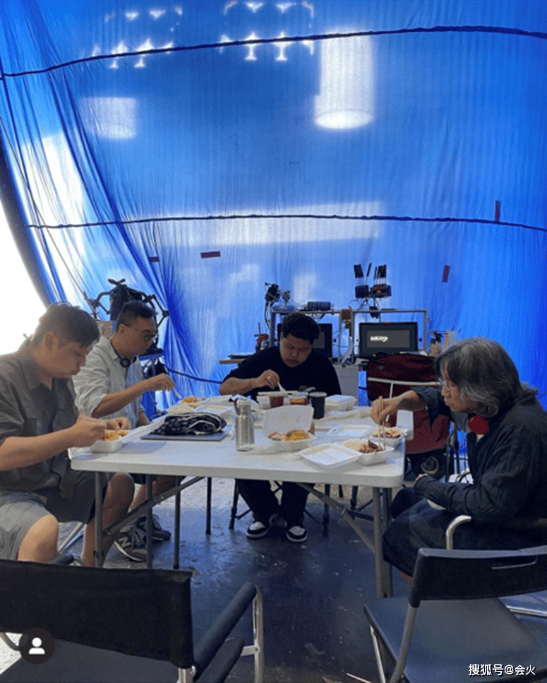 吴君如晒老公陈可辛探班照,头发花白表情呆萌