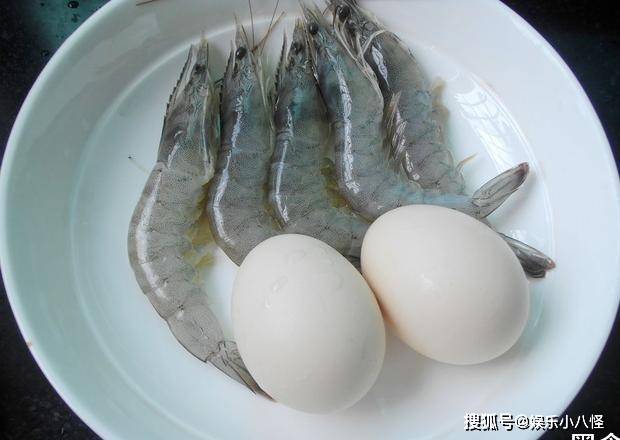 带着|口感嫩滑的虾仁蒸蛋，营养又带着虾的鲜味，秋日早餐必备