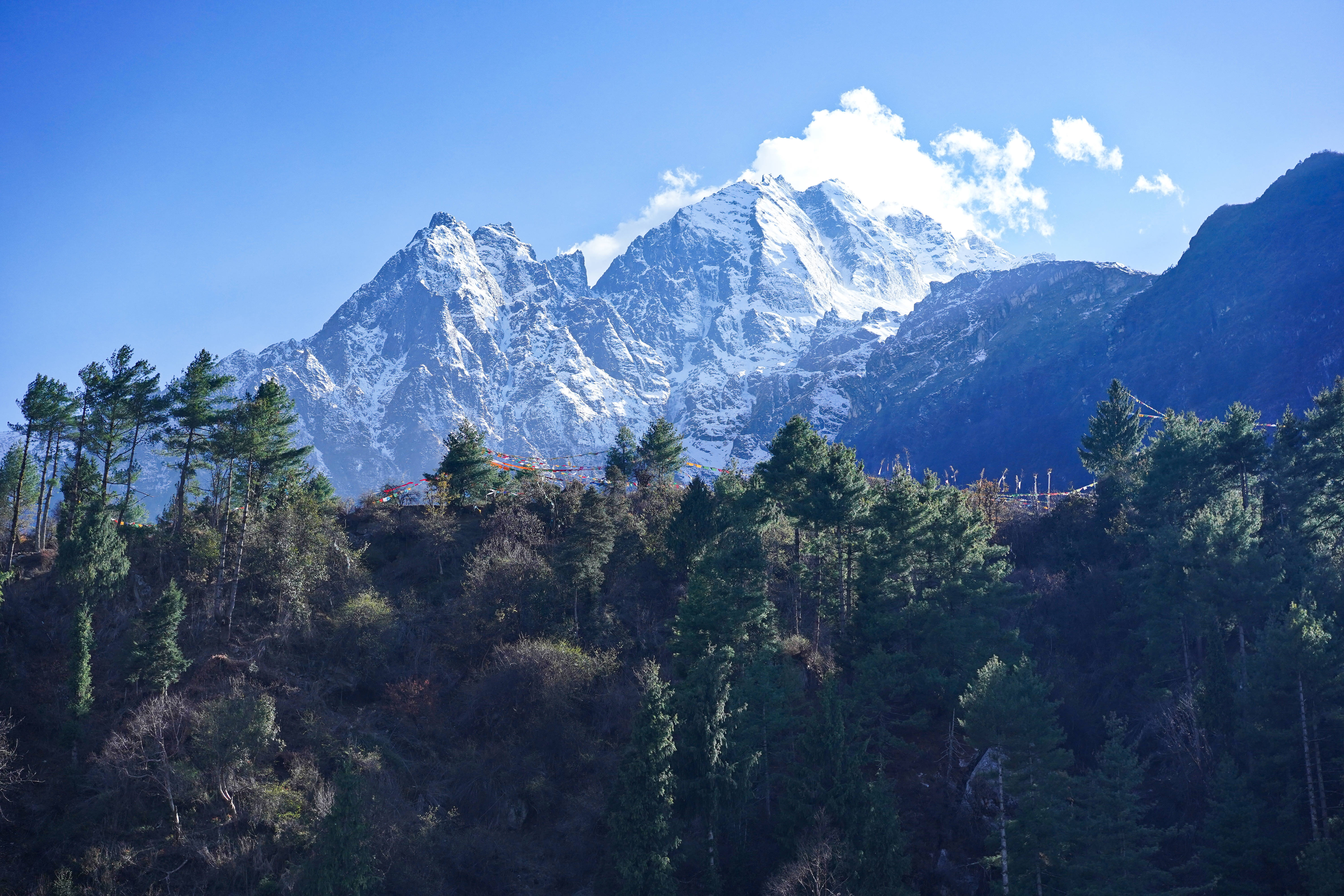 吉隆|中尼边境有2个美丽农村，一个能俯瞰大峡谷，一个能仰望日照金山