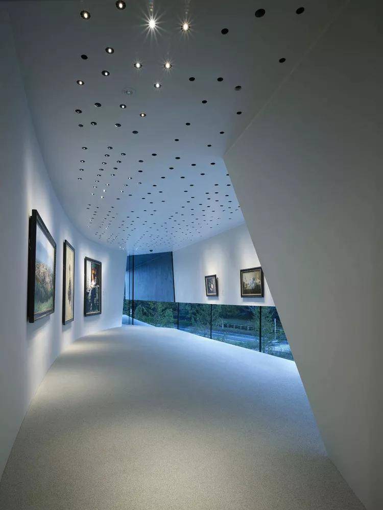 为了收藏的画作和葡萄酒,他请建筑大师造了一座美术馆~_画廊