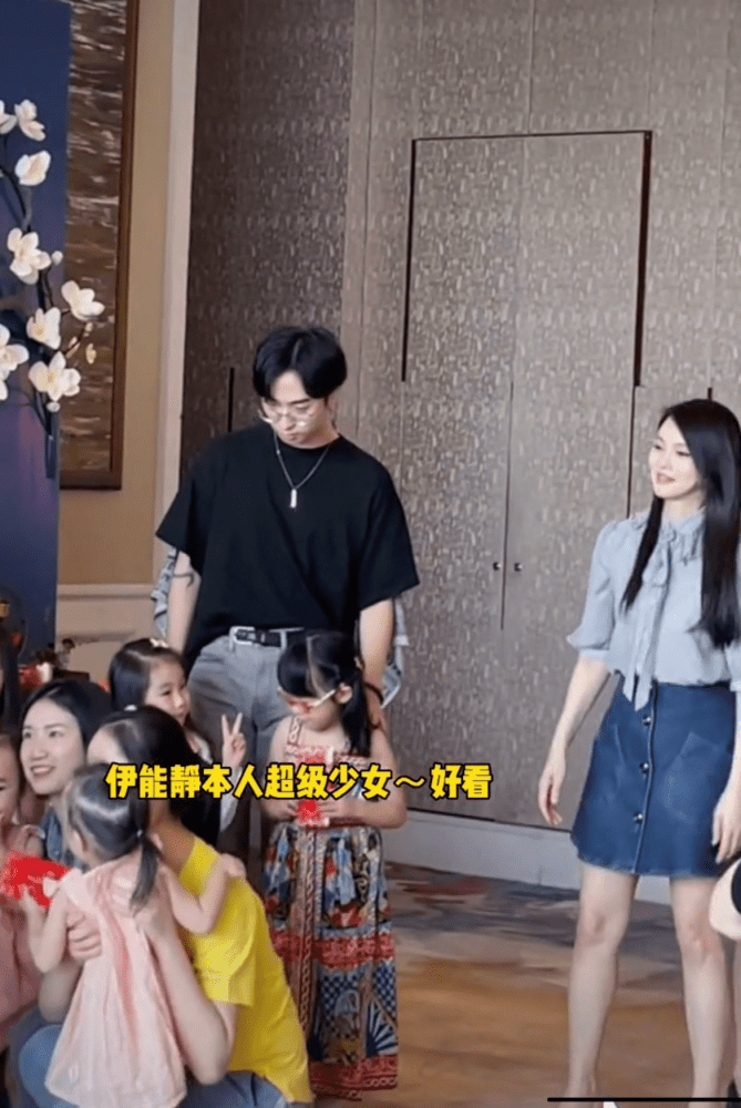 秦昊姥姥寿宴现场曝光!伊能静与婆婆搂腰热聊很亲密