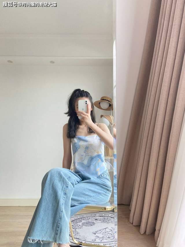 沈梦辰|肚兜吊带不愧是最凉快的夏季单品，沈梦辰和她都在穿，辣妹必备