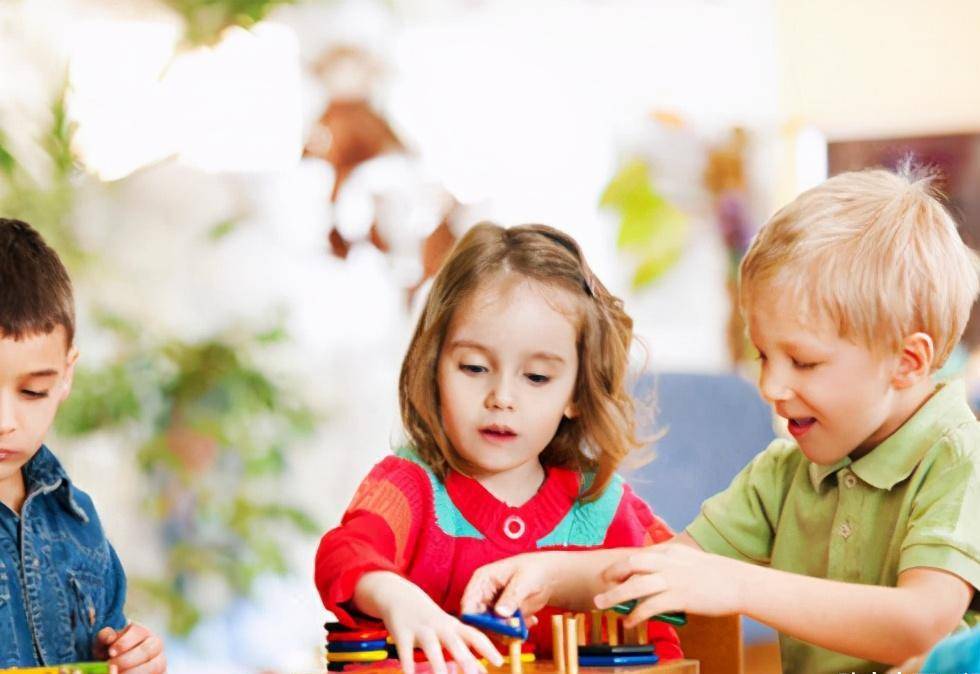 攻击性|在幼儿园里易受排挤的孩子，大多拥有三点特质，看看你家孩子有没