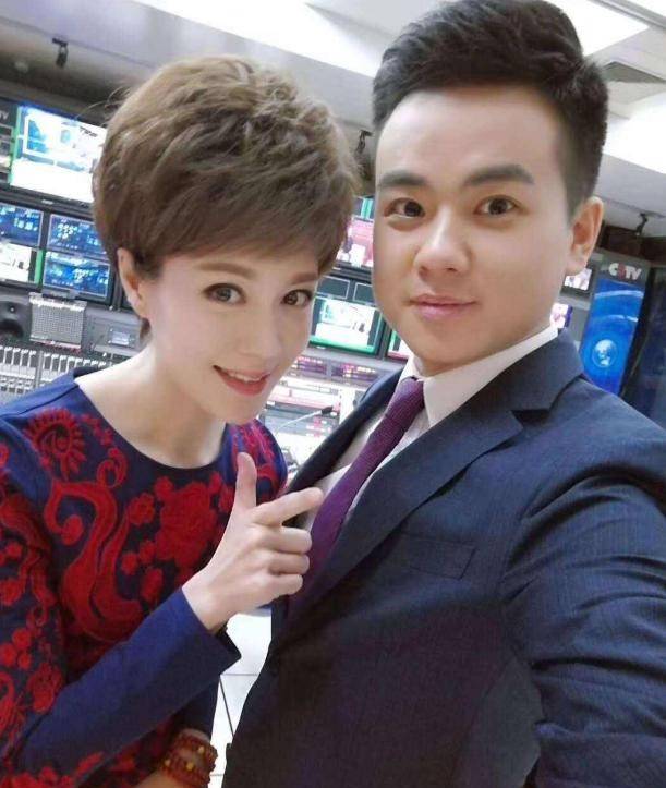 央视女主持失控现场:直播竖中指,打哈欠遭网友侮辱,犀利回怼_李文静