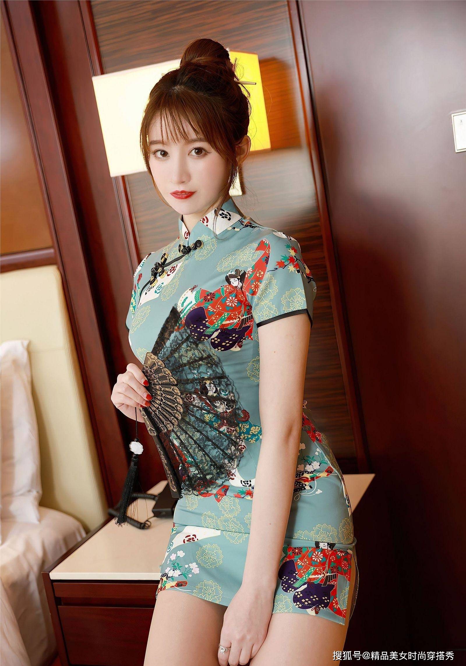 小姐姐身穿复古印花旗袍裙,尽显优雅迷人的精致女人味