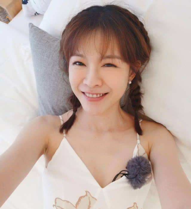 李艾扎双麻花辫穿吊带裙,仰躺在床上开心自拍照_灯泡