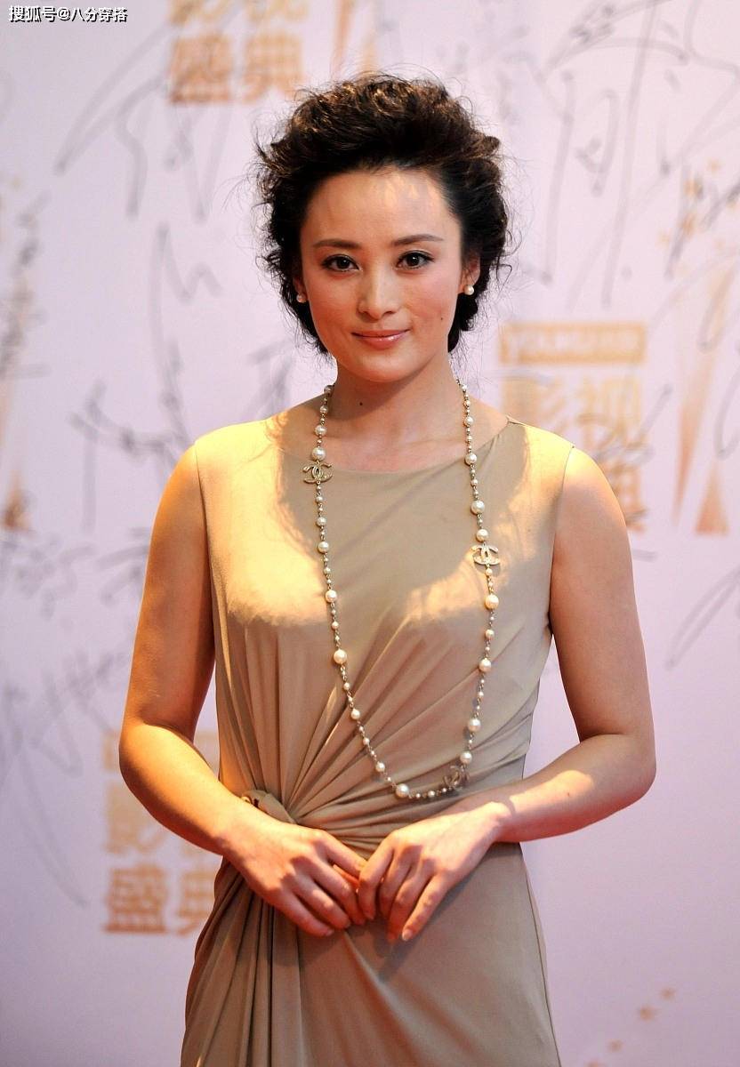 身材|蒋勤勤也“翻车”?一袭裸色连衣裙温婉优雅,短卷发造型太拉气质