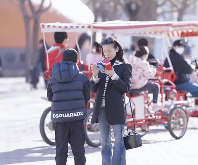 网友偶遇董洁母子逛街,董洁紧紧抓着12岁顶顶的手腕