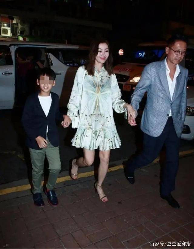 李嘉欣穿荷叶边裙难掩凹凸感,被父子俩牵手超宠溺