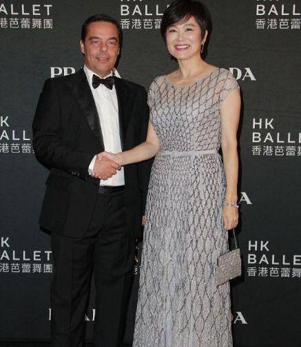 的设计|65岁林青霞太潮流了，穿灰色连衣裙配短发亮相，气质高贵优雅