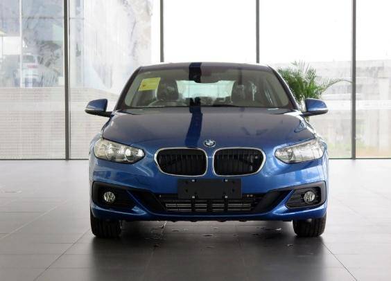 宝马又一爆款车型新车比奔驰a级拉风20t231马力