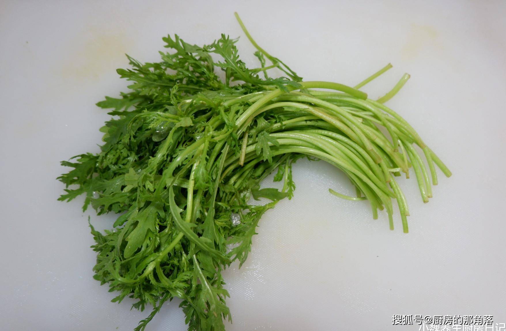 天冷了,吃大鱼大肉不如它,上锅蒸一蒸,营养极高,不懂太可惜_茼蒿