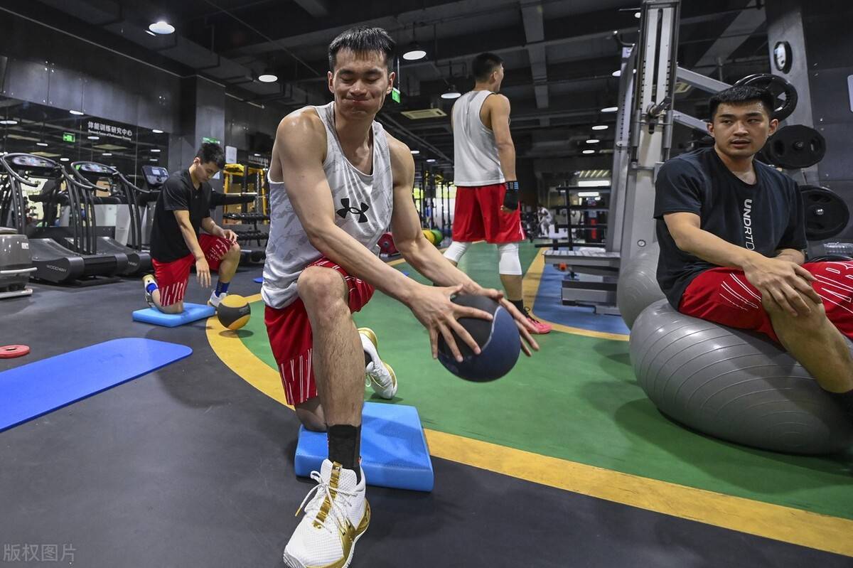 草根队长郑毅和放弃cba的赵率舟落选_篮球