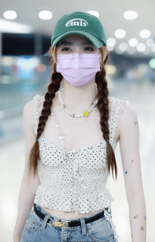 原创徐璐机场纯欲风造型好美花边上衣搭牛仔裤却被纹身抢镜了