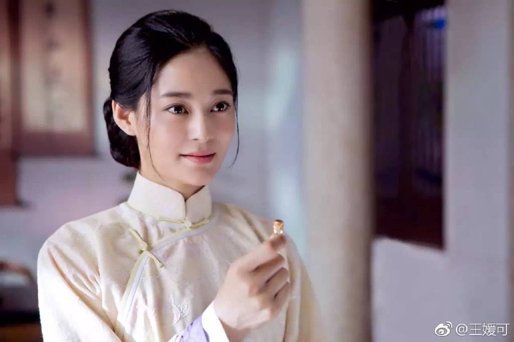 35岁王媛可近照,大1岁老公原来我们都很熟悉,双胞胎儿子很帅