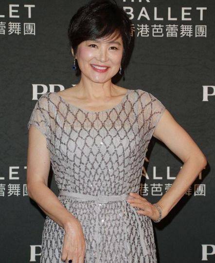 的设计|65岁林青霞太潮流了，穿灰色连衣裙配短发亮相，气质高贵优雅