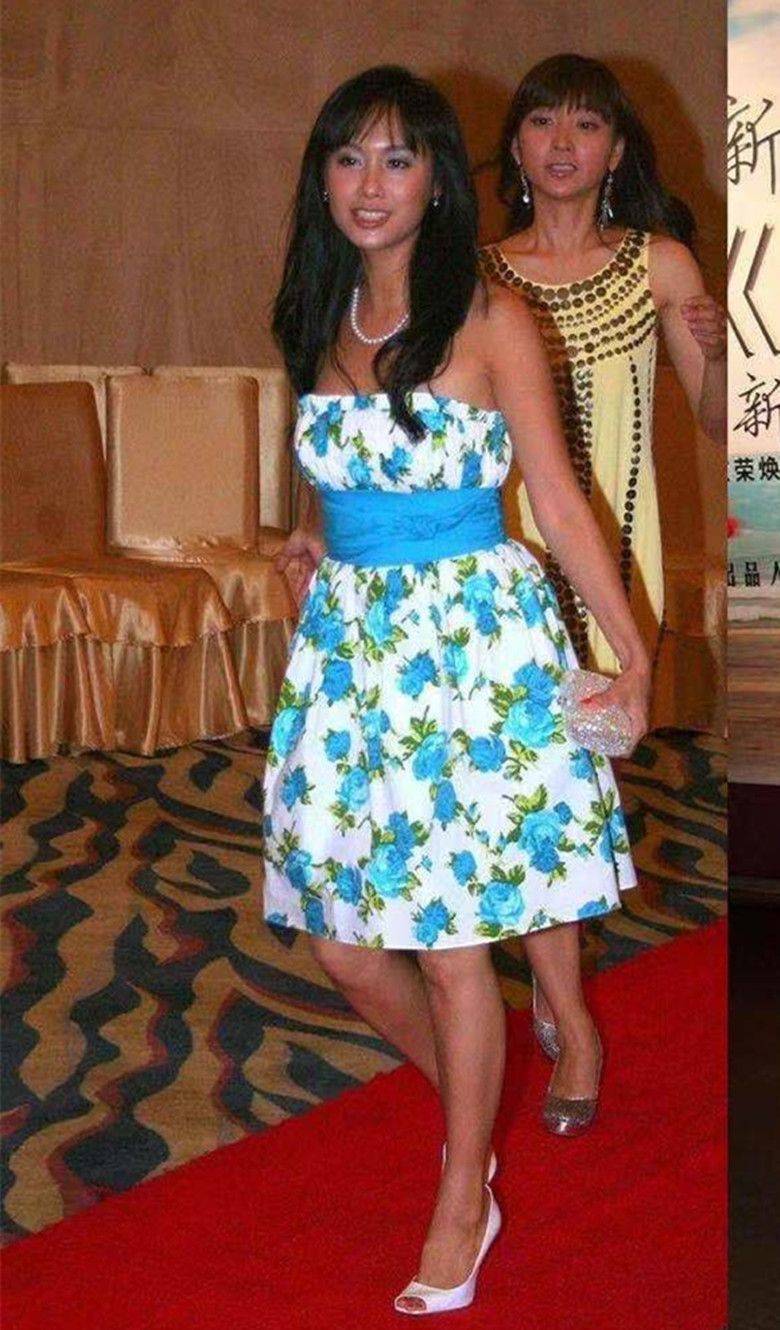 裙子|朱茵走红毯旧照，皮肤黑的出油身材又壮实，并不像营销那么漂亮！