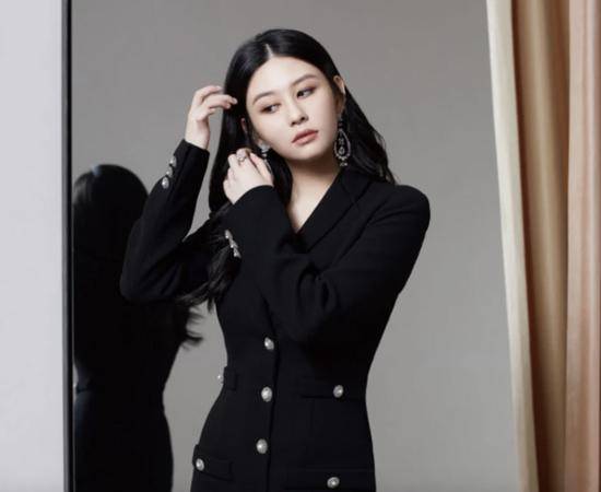 邱淑贞女儿沈月自曝遭同学排挤 想出道当艺人